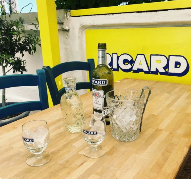 Serveringsbord med dryck och glas på uteservering hos restaurang Gotland.