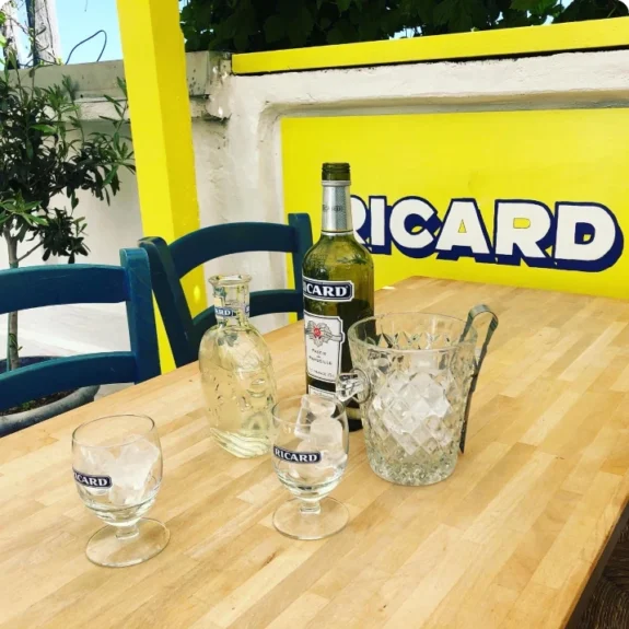 Serveringsbord med dryck och glas på uteservering hos restaurang Gotland.